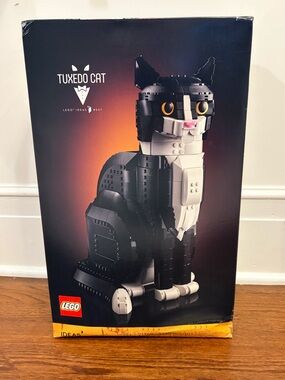 Lego Black & White Tuxedo Cat Model with Yellow Eyes